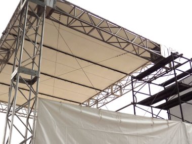 Metal yapı büyük bej paraşütleri destekliyor.