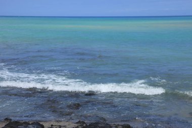 Güzel deniz manzarası ve mavi gökyüzü. Doğa arkaplanı