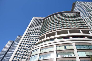 Japon şehrindeki modern ofis binasının alt manzarası  