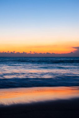 Deniz üzerinde güzel, parlak gün batımı. Doğa, seyahat arka planı