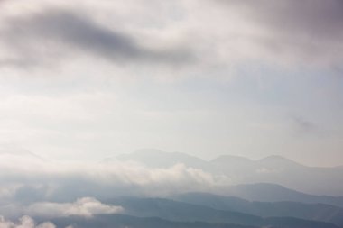 Bulutlu bir gökyüzü ile dağ zirveleri