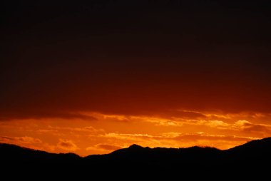 güzel manzaralı günbatımı gökyüzü dağların üzerinde
