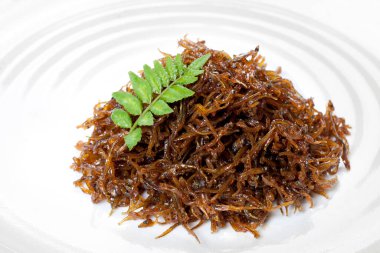 Ikanago no kugini (soya sosunda kaynatılmış kum yılanbalığı). Japon mutfağı.