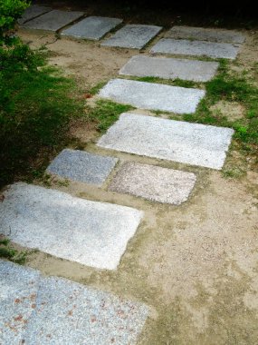 Bahçedeki taş patika 