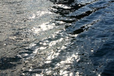 Arka planda dalgalar olan güzel su yüzeyi. 