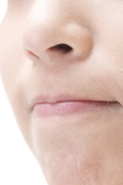 Genç bayan gülümsüyor, yakın plan