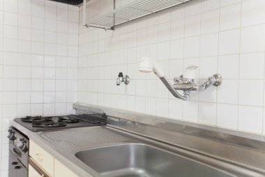 Paslanmaz çelik lavabosu ve ocağı olan modern bir mutfak.