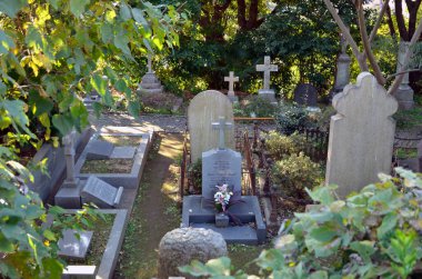 Mezar taşları, anılar ve din kavramlarıyla mezarlık manzarası