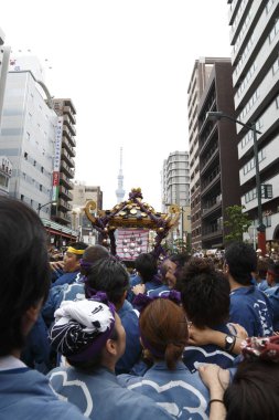 İnsanlar Tokyo, Japonya 'da düzenlenen geleneksel Kanda Matsuri festivaline katılıyor                 