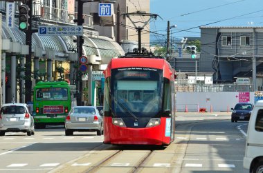Tramvay şehrin caddesinde ilerliyor..