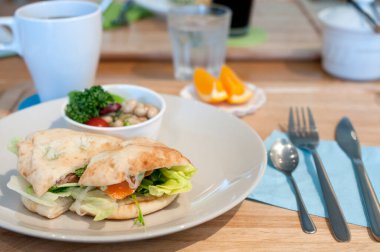 Bir fincan kahveyle kahvaltı.