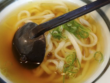 Beyaz bir kasede erişteleri yakın.