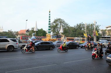 Sokakların her ayrıntısı muhteşem, canlı Japon şehir manzarasına katkıda bulunuyor..