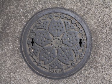 Çiçek desenli desenli dekoratif metal rögar kapağı