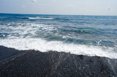 Güzel deniz manzarası ve dalgalar.      