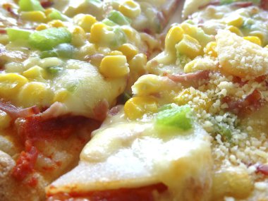 Renkli sebzelerle kaplı nefis ev yapımı pizza ve güneşli bir öğleden sonra boyunca altın mısır.