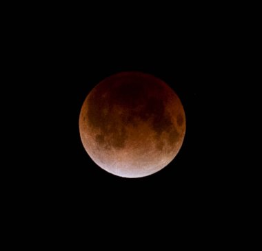 Gece gökyüzünde ay doğanın arka planında