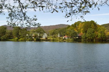 Dağlardaki güzel göl manzarası