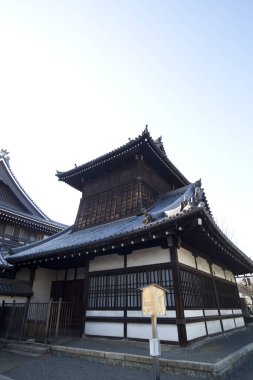 Güzel antik Japon tapınağının manzaralı görüntüsü.