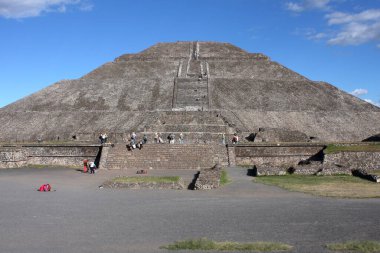Güneş Piramidi, Teotihuacan 'daki en büyük ve Mezoamerika' daki en büyük binalardan biridir.. 