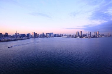 Şehirdeki modern binaların ışıklarıyla, kentsel arka planlarıyla 