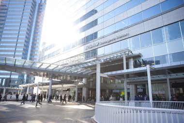 Güneşli bir günde güzel, modern şehir manzarası, şehir arkaplanı