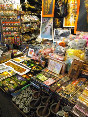 Pazar masasında gösterilen renkli ögeler