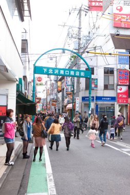Tokyo, Japonya 'da işlek şehir sokak manzarası 