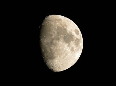 Gece gökyüzünde dolunay 