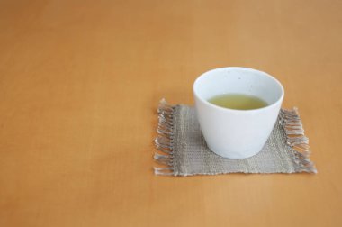 Kahverengi arkaplanda yeşil çay