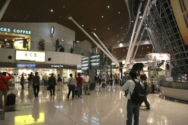 Yoğun yolcularla dolu uluslararası havaalanının modern iç kesimi                    
