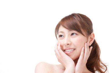 beyaz zemin üzerinde güzel Asyalı bir kadın portresi 