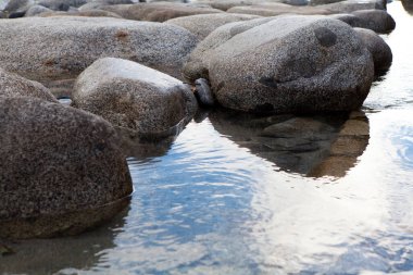 Taşların arasından akan su. 