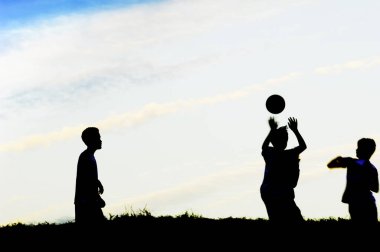 Sahadaki futbolcuların silueti 