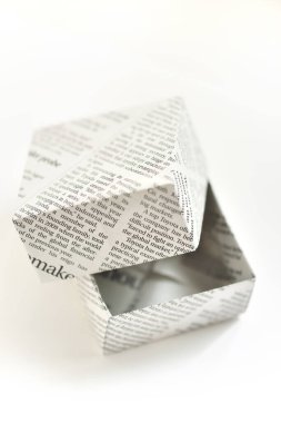 beyaz arkaplanda gazeteden yapılmış karton kutu
