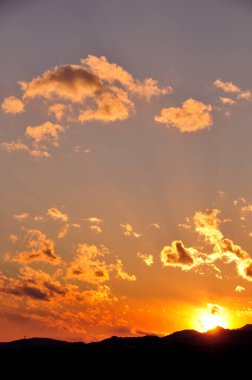 Güzel günbatımı görüntüsü Küçük bulutlu gökyüzü