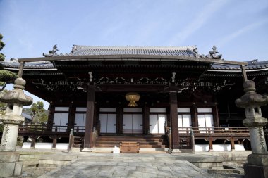 Güzel antik Japon tapınağının manzaralı görüntüsü.