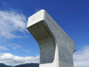 Sahildeki büyük taş bir anıt.