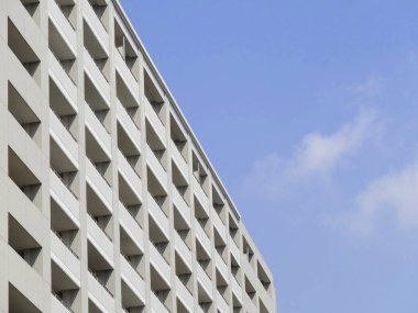 Şehrin mavi gökyüzü arka planına sahip modern binası