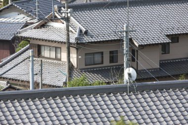 Çatı döşemeleri ve elektrik hatları olan geleneksel Japon evleri.