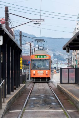 Tren demiryolunda ilerliyor.