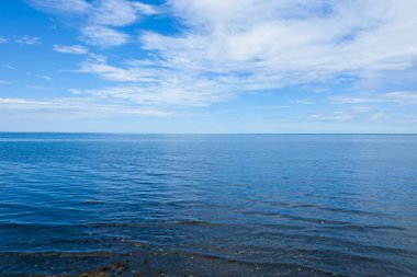 Güzel deniz ve mavi gökyüzü