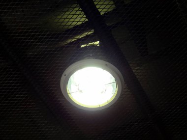 Tavan arkaplanındaki tavan ışığı, kapat