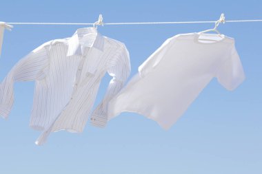 Çamaşır ipinde asılı beyaz elbiseler