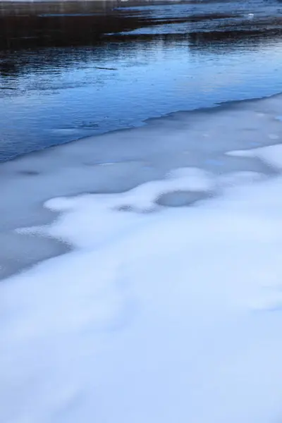 Río Cubierto Nieve Invierno —  Fotos de Stock