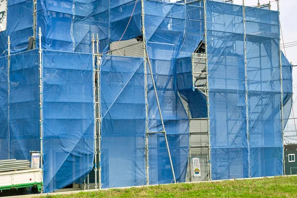 Konstrukcja Budynku Rusztowaniami Niebieską Siatką — Zdjęcie stockowe