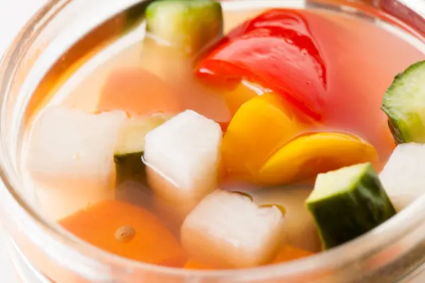 新鮮な野菜とスープとガラス瓶 調理準備 — ストック写真