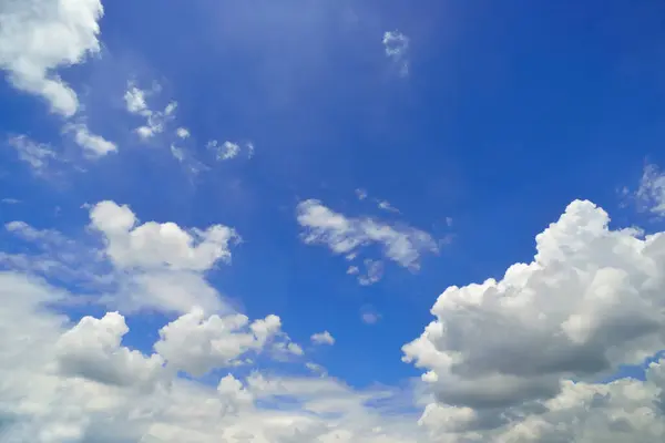 Gyönyörű Kilátás Felhők Kék Háttér — Stock Fotó