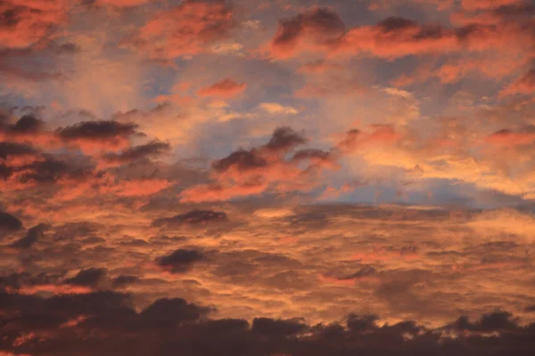 Malownicze Ujęcie Pięknego Zachodu Słońca Niebo Małymi Chmurami — Zdjęcie stockowe