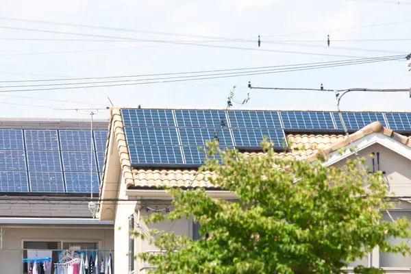 Panele Słoneczne Dachach Budynków Energia Alternatywna — Zdjęcie stockowe